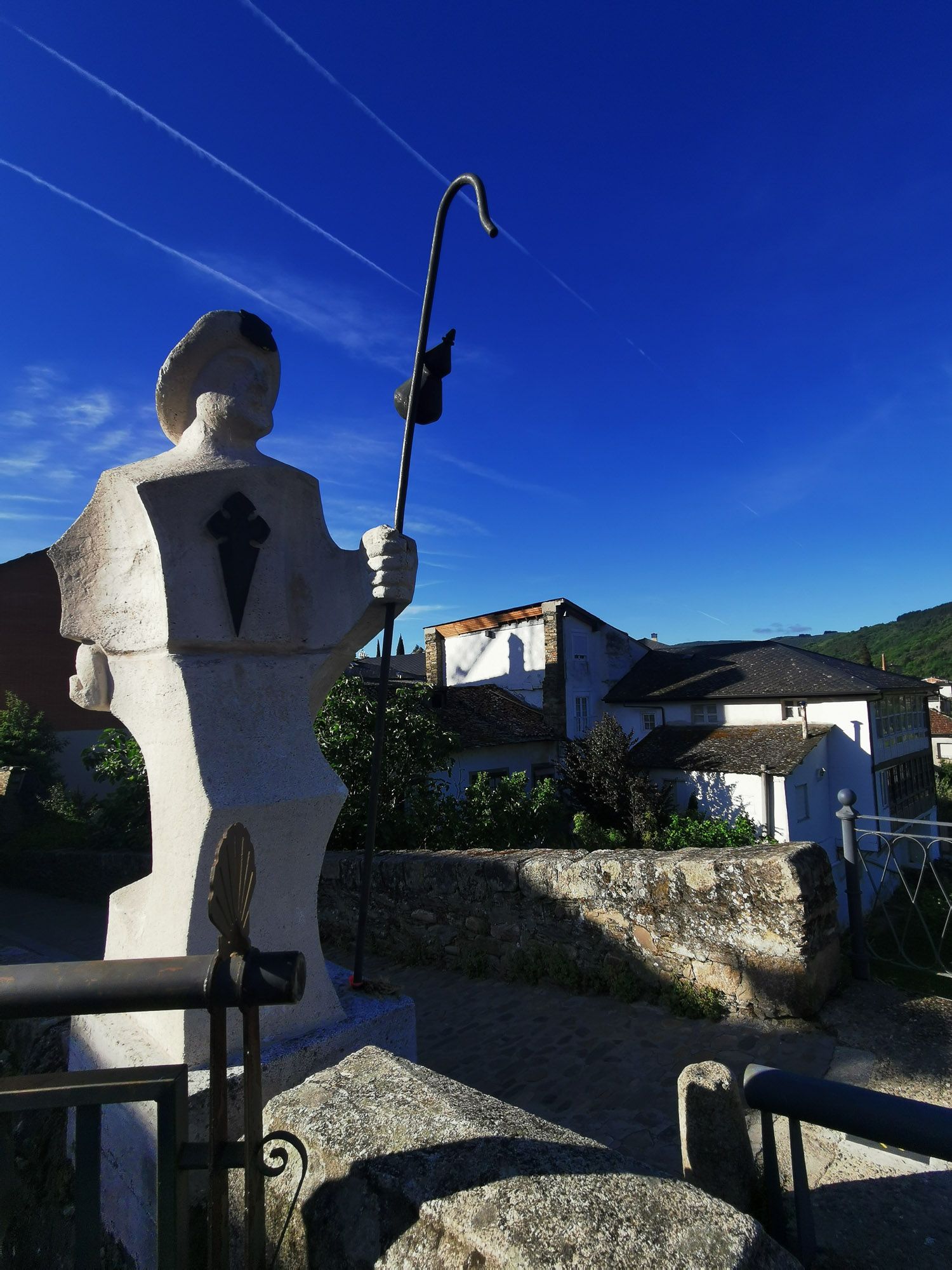 รูปปั้นเซนต์เจมส์ ถือไม้เท้า พร้อมแขวนน้ำเต้า