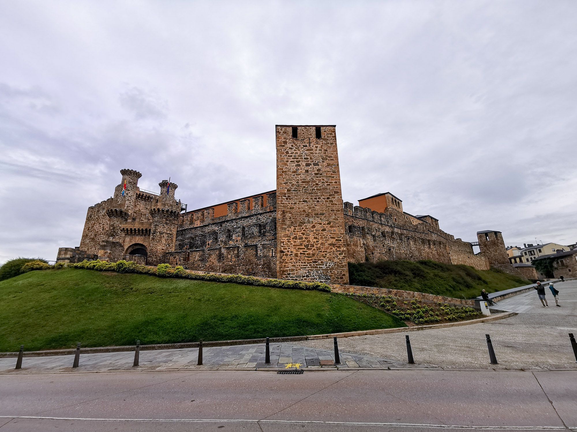 Templar castle ป้อมปราการขนาดใหญ่ตั้งอยุ่บนเนิน