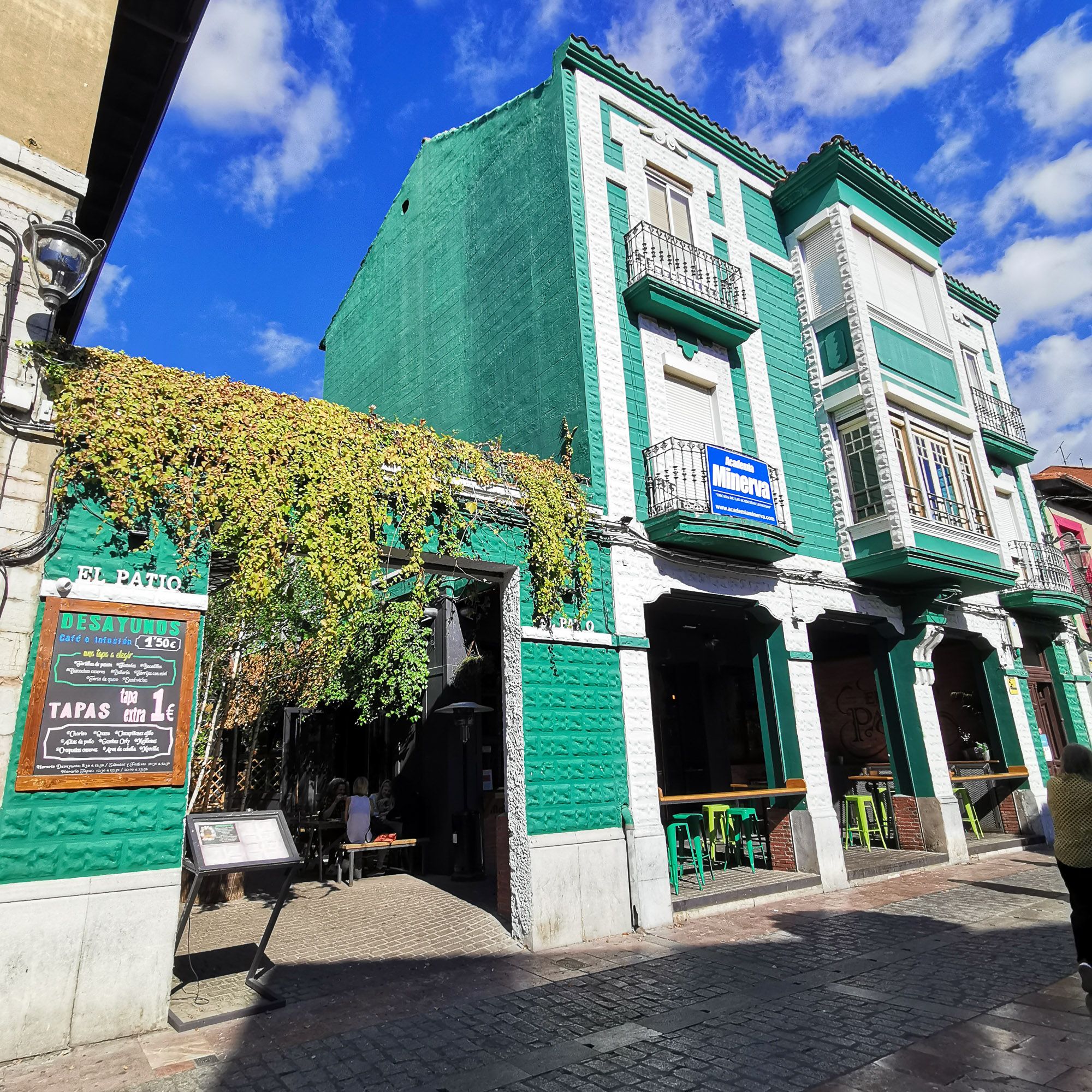 ร้านคาเฟ่ El Patio เป็นตึกสีเขียวสนใจ หน้าตาคล้าย ๆ ตึกแถวโซนเจริญกรุงบ้านเรา