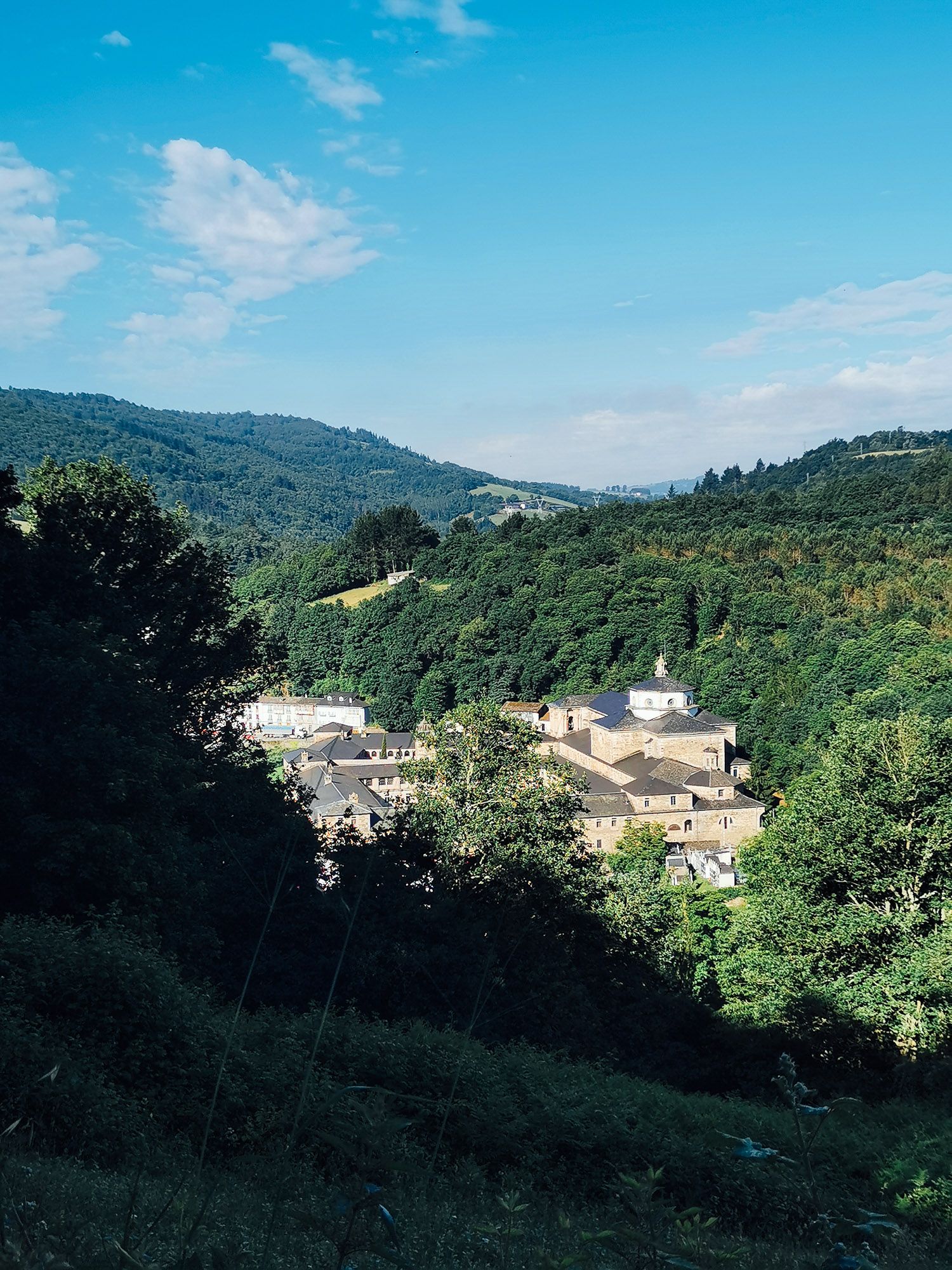 Samos Monastery ที่เห็นที่จุดชมวิว ก่อนถึงเมือง Samos