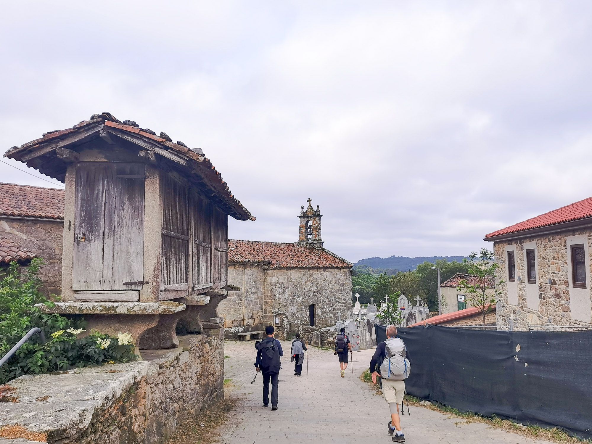 ด้านซ้ายของรูป Hórreo เป็นที่เก็บเมล็ดพืชต่าง ๆ 