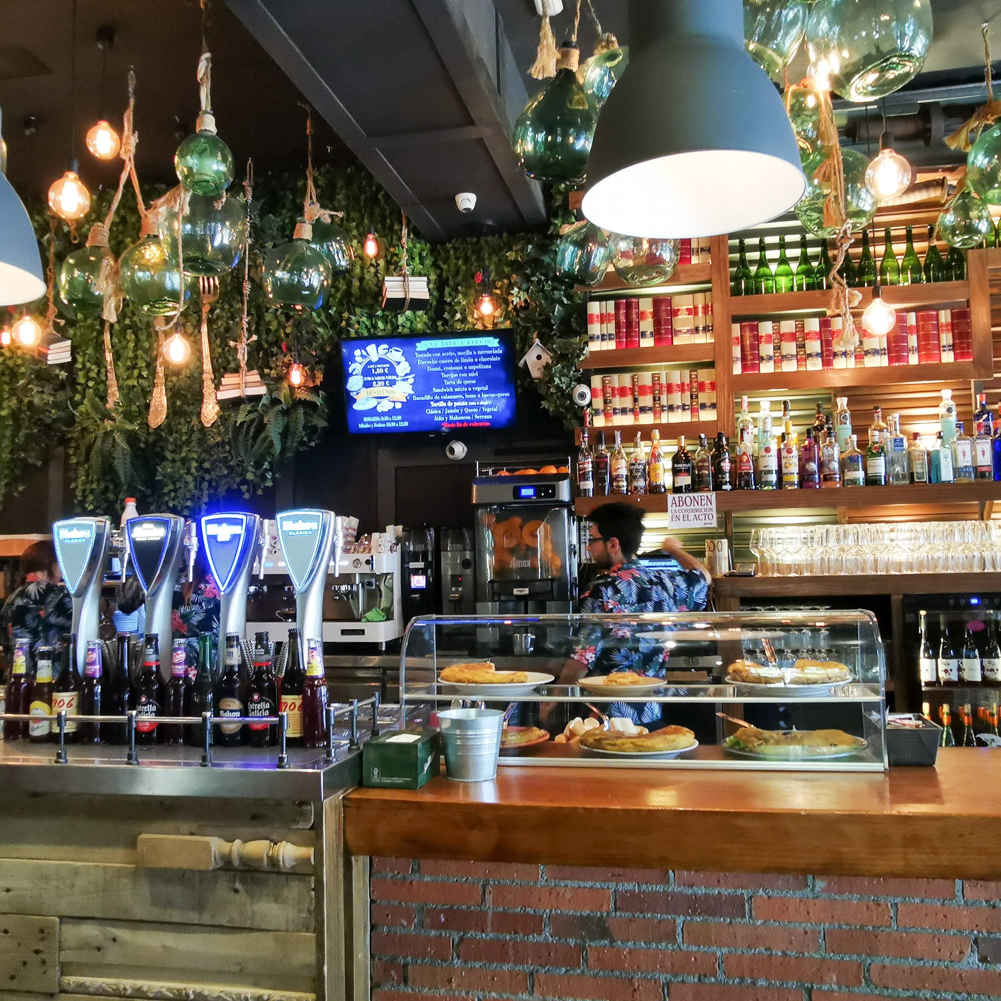 Counter ที่ร้าน El Patio ร้านอาหารเช้าที่พร้อมเสิร์ฟเบียร์ บน Counter มี Tortilla de patatas หลายแบบ