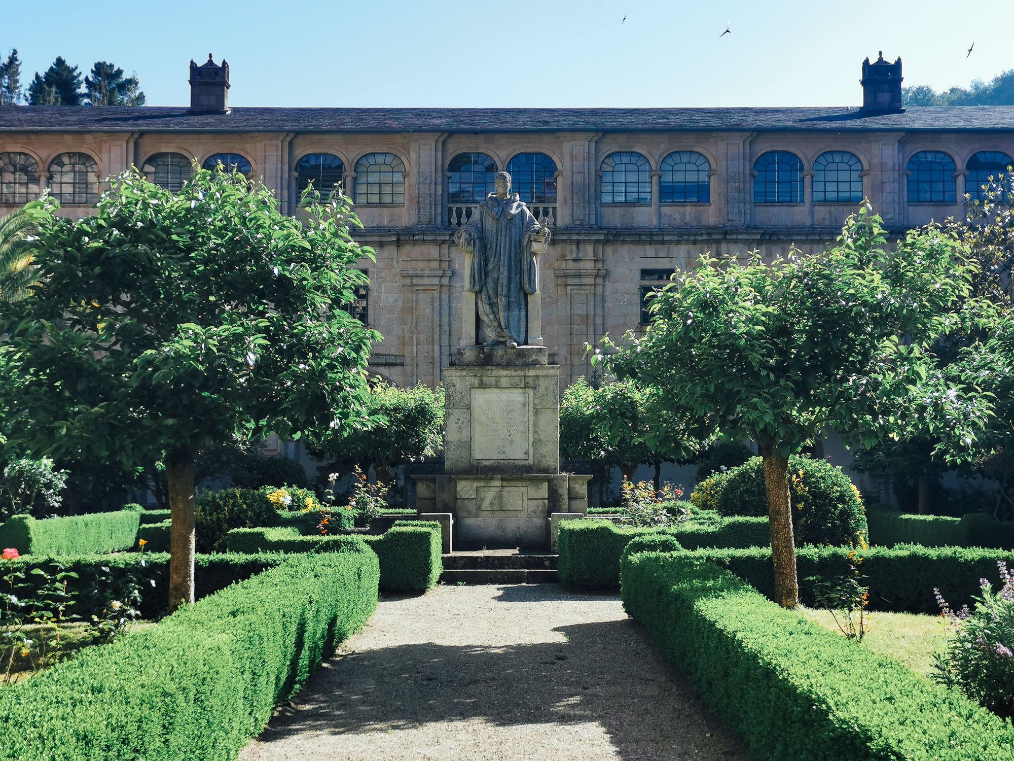 ภายในสวนของ Samos Monastery