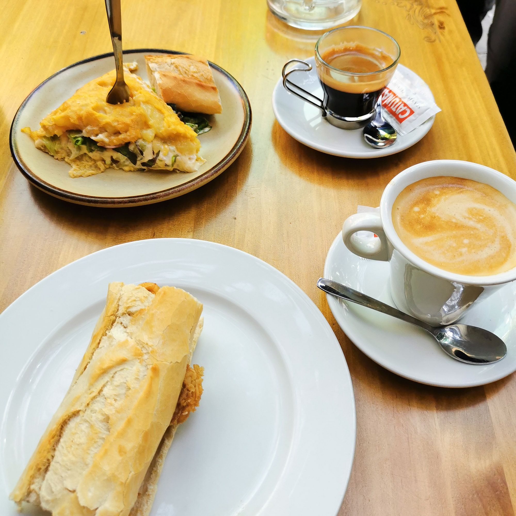 อาหารเช้าเป็นกาแฟ 2 แก้ว และ ไข่เจียวเสปน กับ แซนด์วิชปลาหมึกทอด