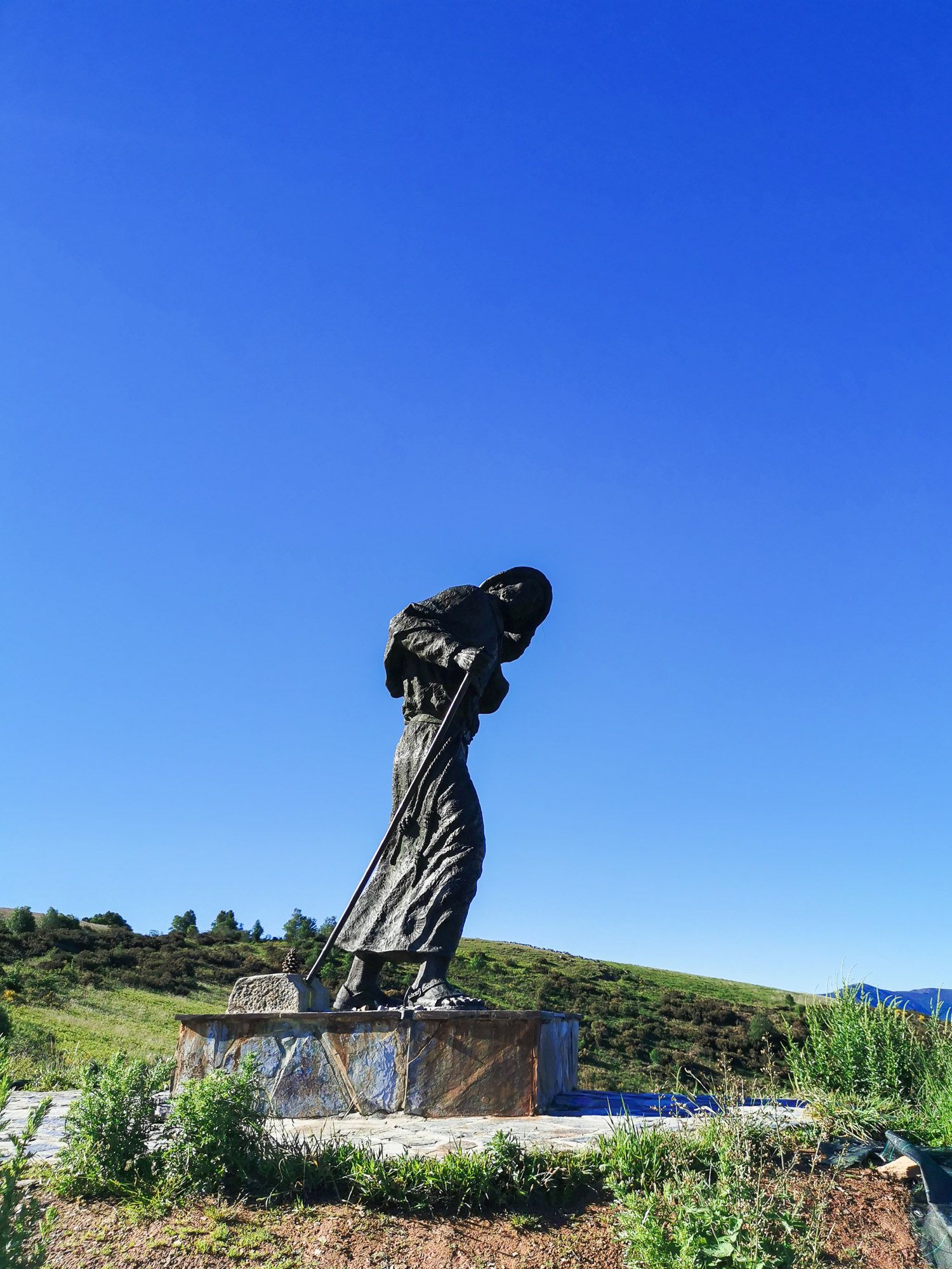 อนุสาวรีย์ Pilgrim เป็น Pilgrim แต่งตัวแบบยุคกลางใส่หมวก เสื้อคลุม และถือไม้เท้า ดูเหน็ดเหนื่อย