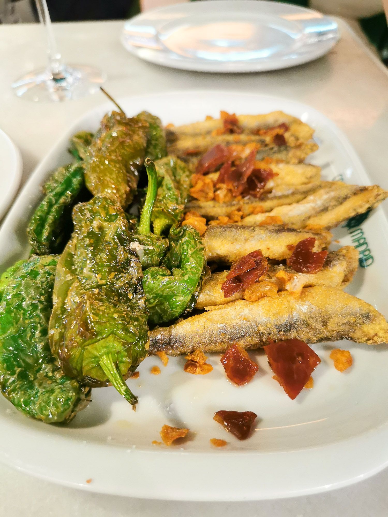 พริกเขียวทอด และ ปลาแอนโชวี่ทอด