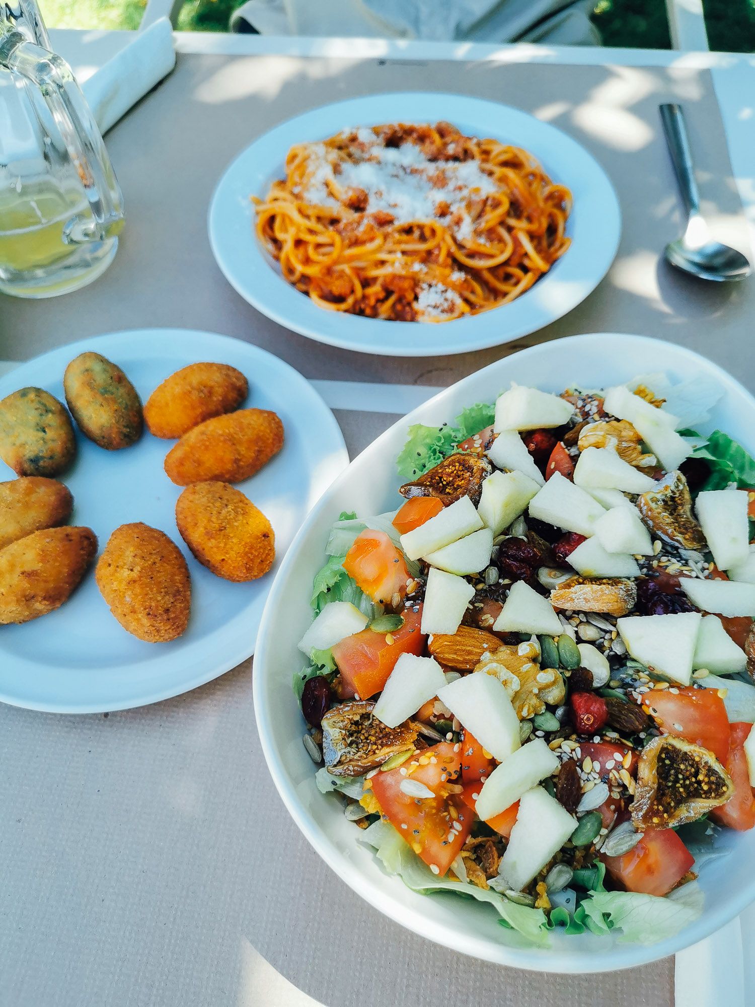 อาหารเที่ยงวันนี้ มิกซ์สลัด คร้อกเก้ สปาเก็ตตี้ และเบี่ยร์มะนาว