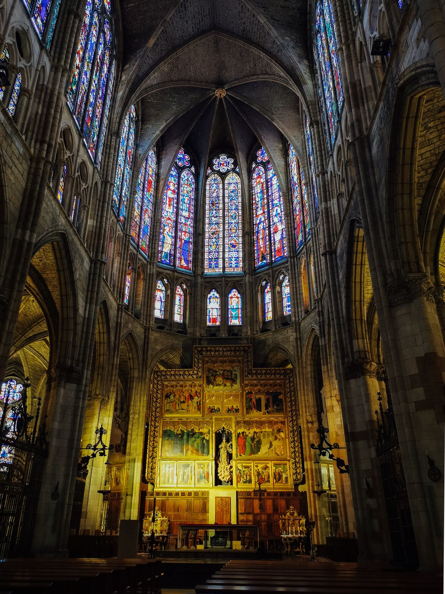 ภายในโบสถ์ Léon Cathedral ด้านล่างเป็น Main Altar ด้านบนเป็นกระจกสี