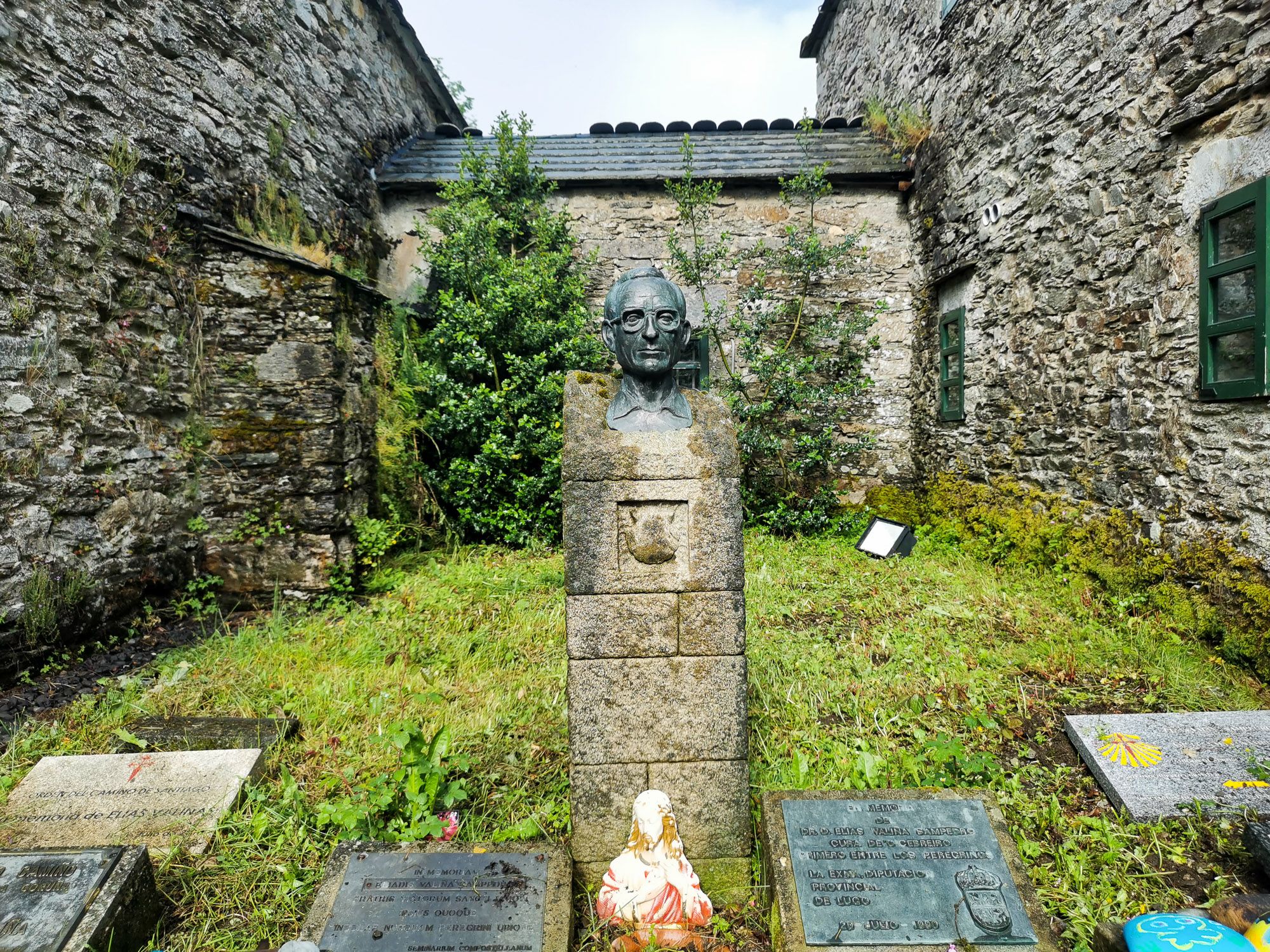 รูปปั้นสวนหัวของบาทหลวง Don Elias Valina