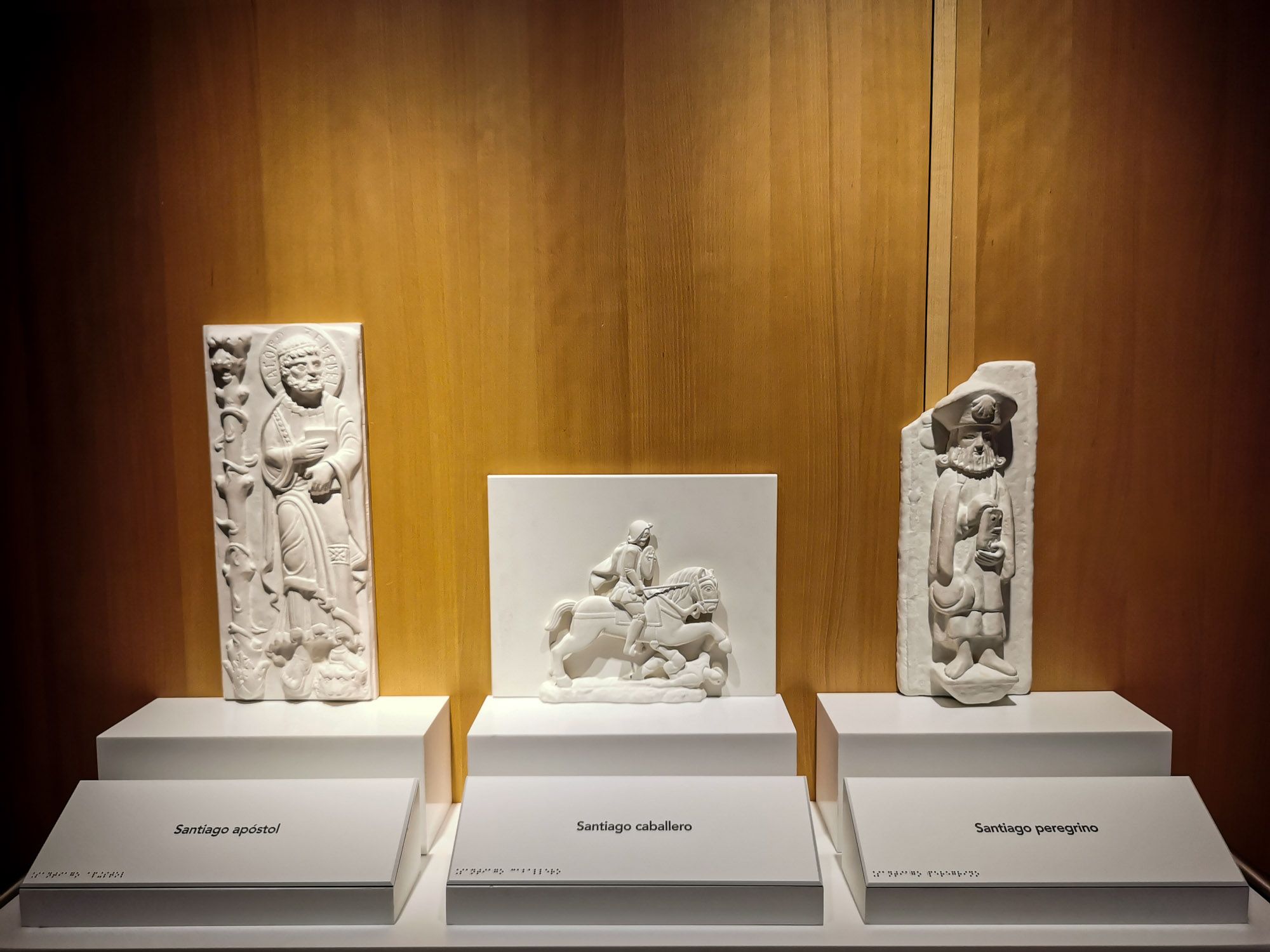 เซนต์เจมส์ทั้ง 3 ภาคที่ปรากฏอยู่ในที่ต่าง ๆ จากซ้ายไปขวา ภาคนักบุญ ภาคนักรบ และภาคนักแสวงบุญ (Pilgrim)