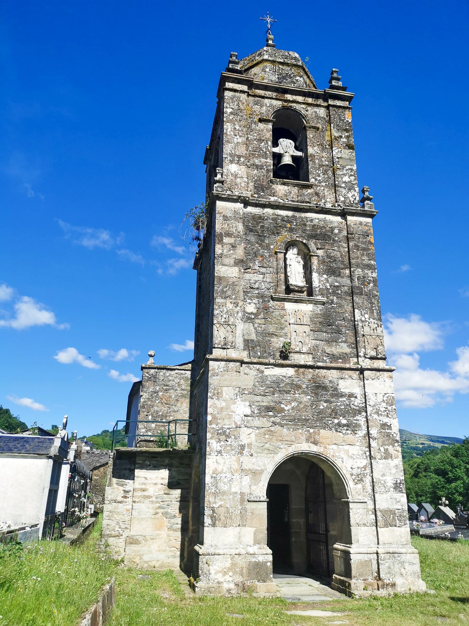 สุสานในเมือง Triacastela