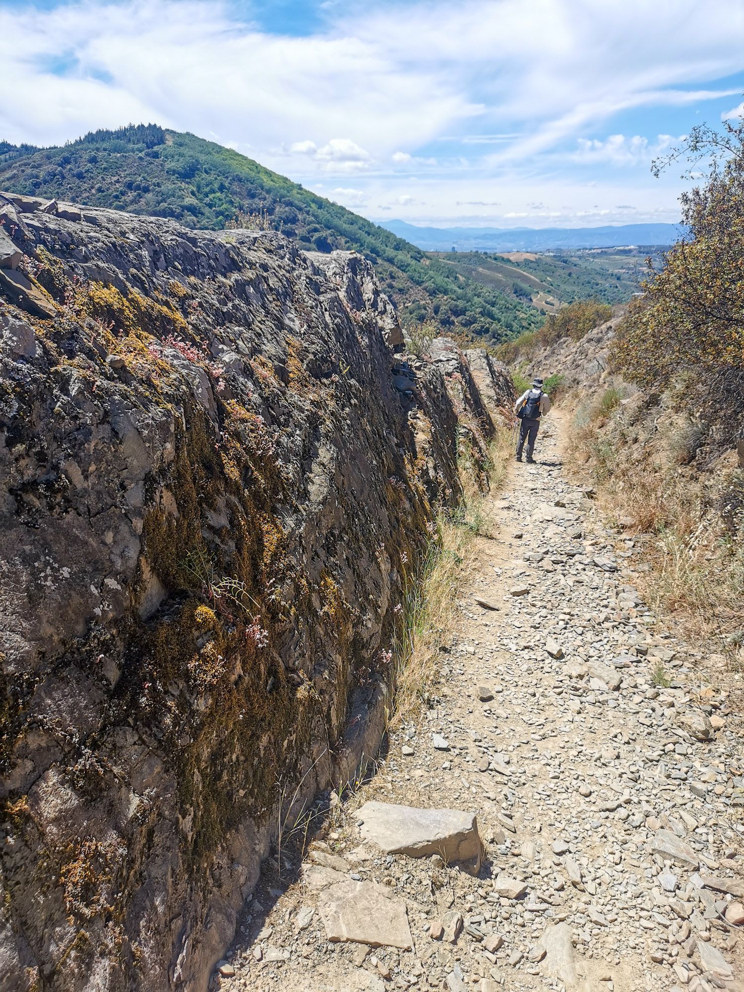 ทางเดินพื้นหิน ด้านข้างเป็นผาหิน
