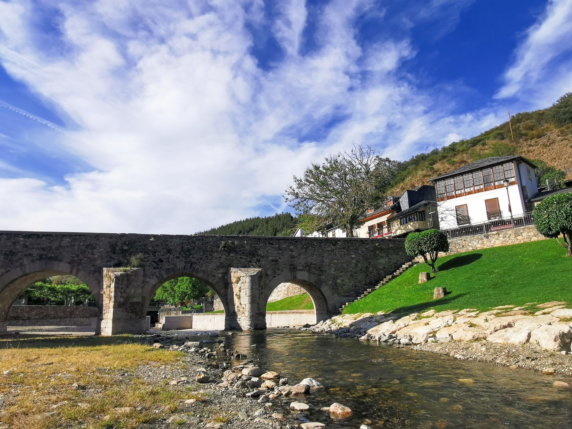 สะพานข้ามลำธารเล็ก ๆ