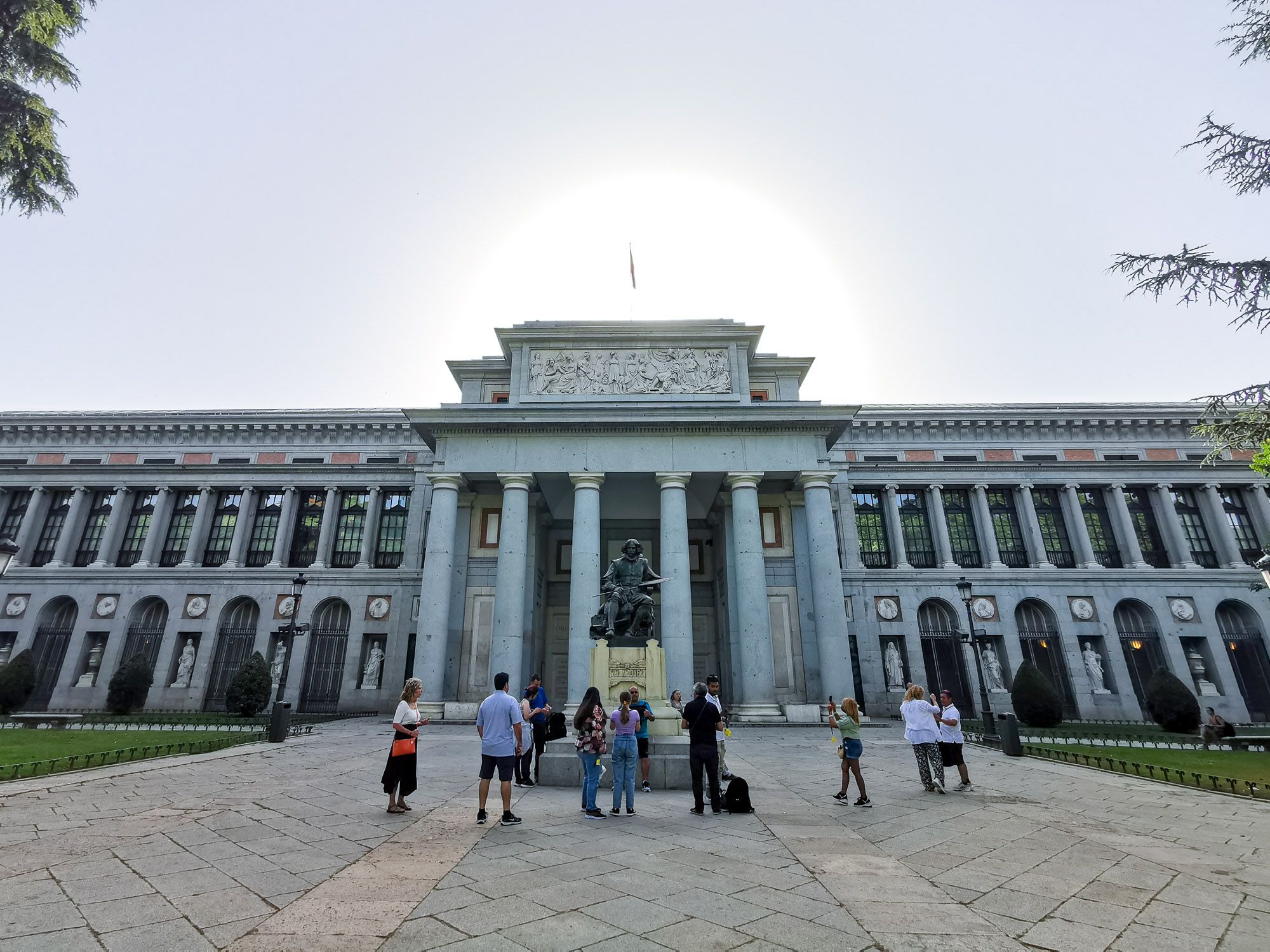 Museo Nacional del Prado มีรูปปั้นของ Velázquez นั่งอยู่ด้านหน้า