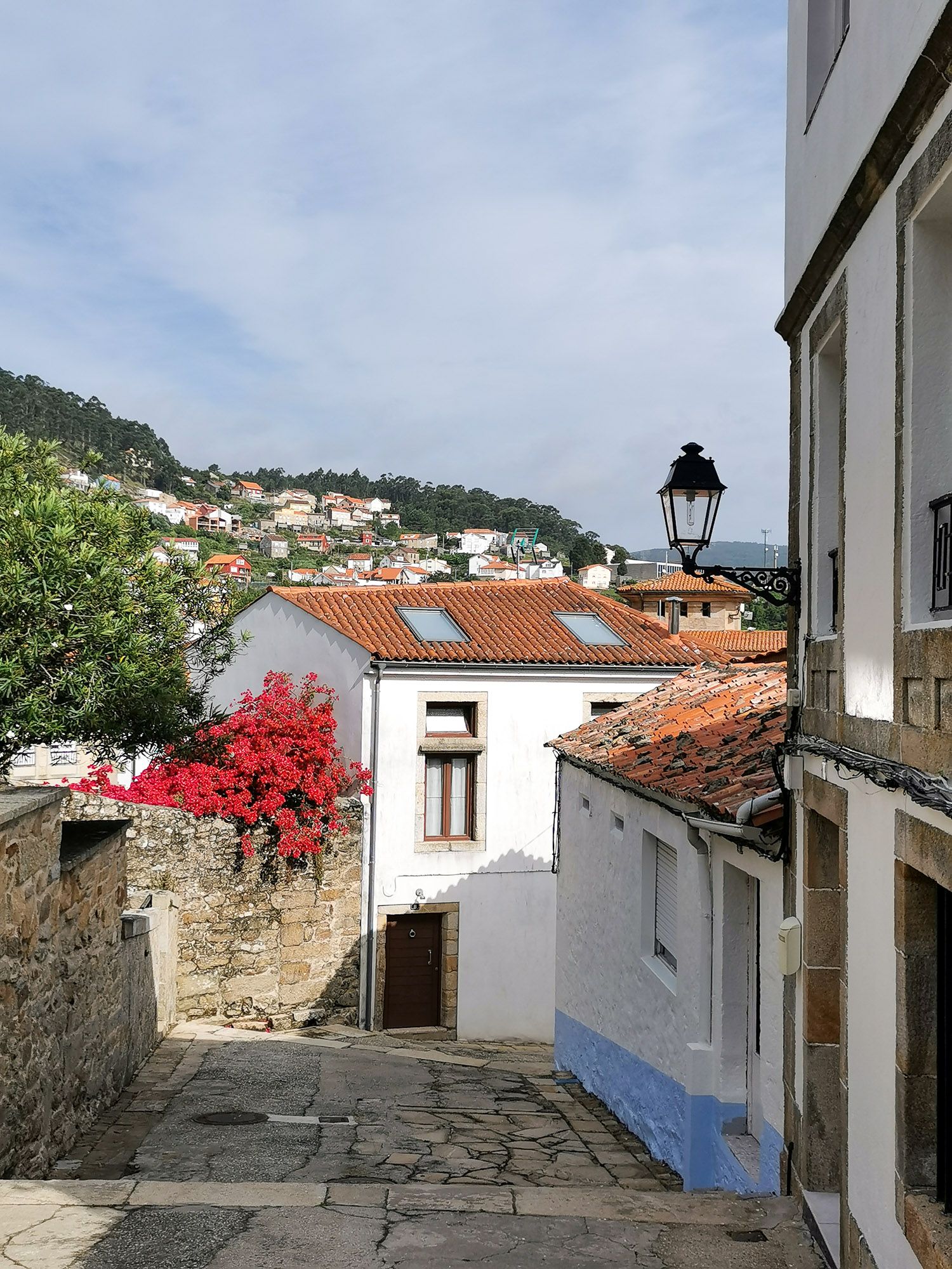 ทางขึ้นไปยังโบสถ์ประจำหมู่บ้าน