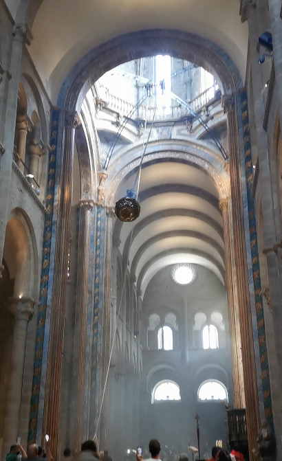 Butafumeiro กำลังถูกแกว่งไปตามความกว้างของโบสถ์