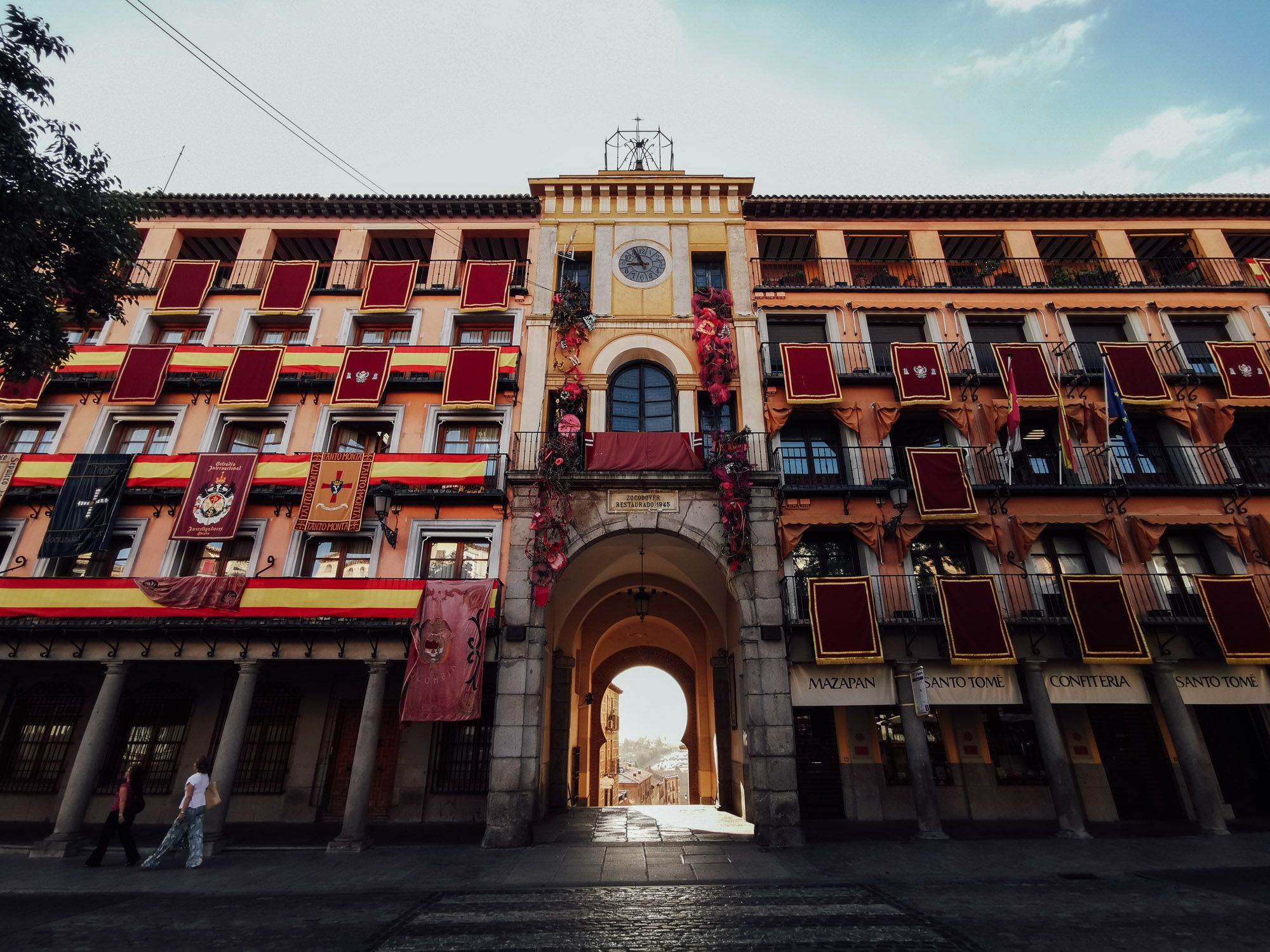 ตึกรอบ ๆ พลาซ่า Zocodover ประดับธง และ Tapestries