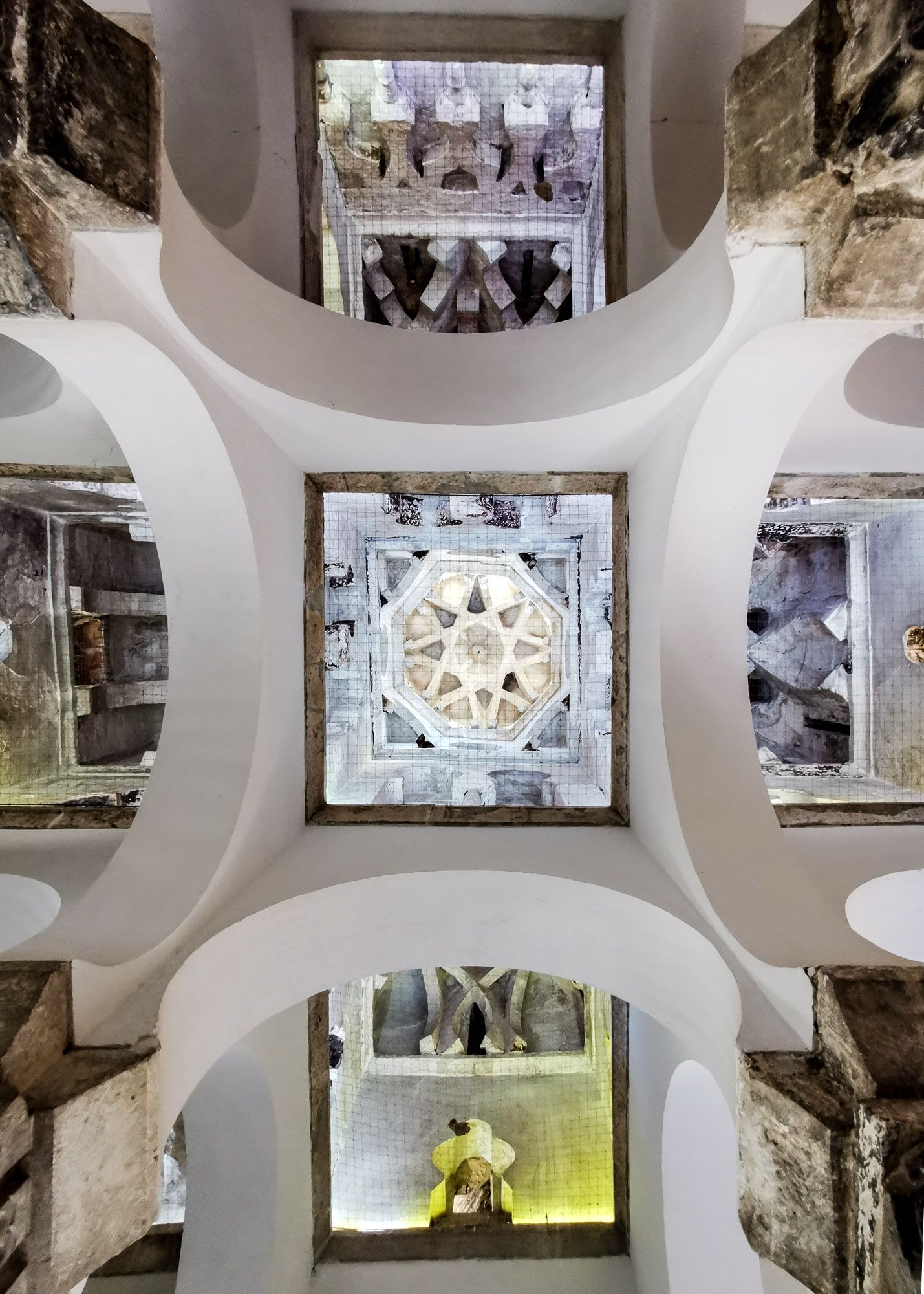 เพดานในมัสยิด แต่ละช่องจะไม่เหมือนกัน