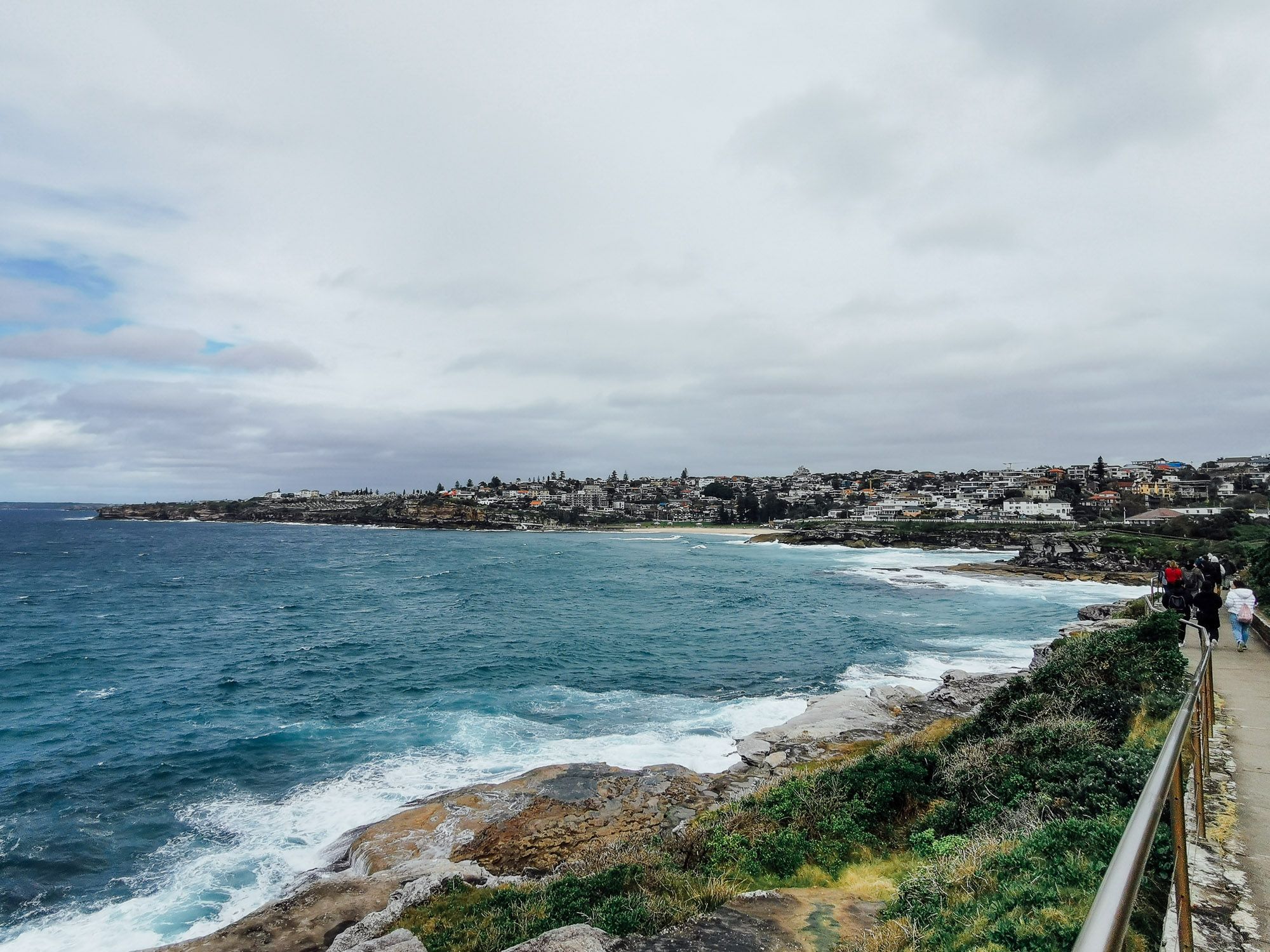 จุดหมายปลายทางอยู่หลังแหลมไกล ๆ โน่น ทางเดินเว้าตามหาด และผา