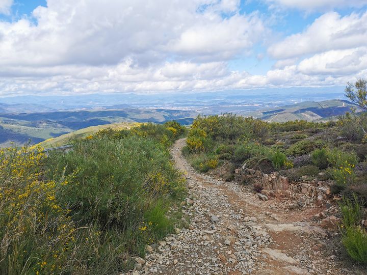 ทางเดินที่อยู่บนยอดเขา ท่ามกลางเทือกเขาอื่น ๆ