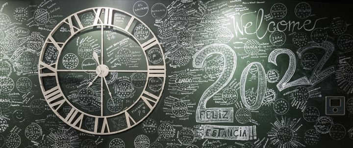 กระดานดำ บอกประเทศต่าง ๆ และจุดจำนวน Pilgrim ที่มา