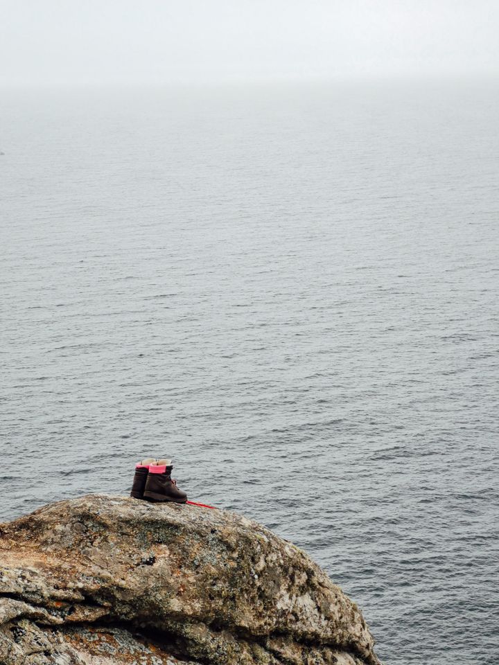 รองเท้าบู้ทที่ถูกวางฝากไว้ที่ "สุดขอบโลก" แหลมประภาคาร Finisterre 